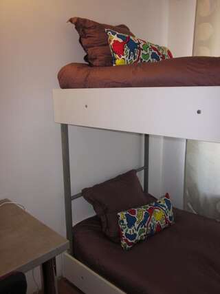 Хостелы Level Hostel Бухарест Кровать в общем двухместном номере для женщин-1