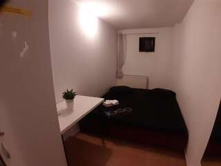 Хостелы Level Hostel Бухарест Номер с кроватью размера «queen-size» и общей ванной комнатой-3