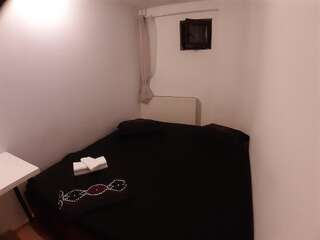 Хостелы Level Hostel Бухарест Номер с кроватью размера «queen-size» и общей ванной комнатой-1