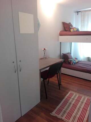 Хостелы Level Hostel Бухарест Кровать в общем двухместном номере для мужчин и женщин-1